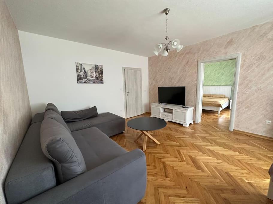 Heart Of The Apartment *